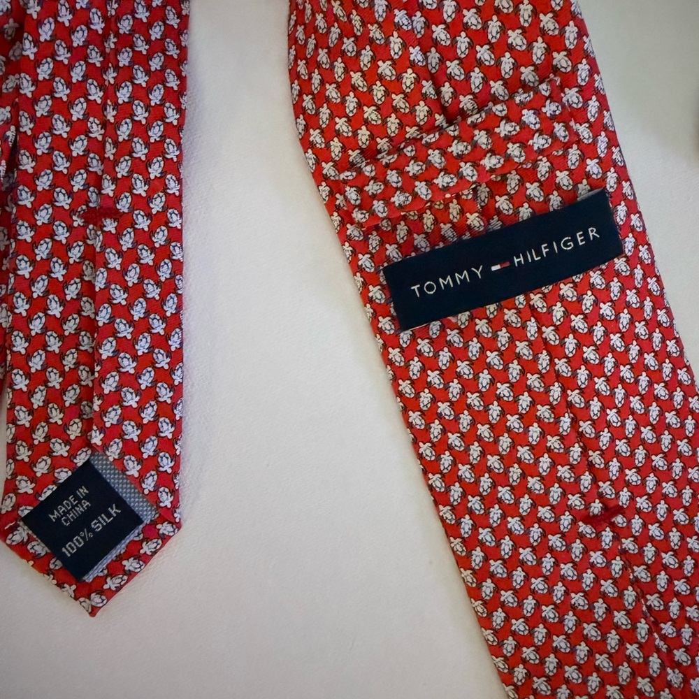 Tommy Hilfiger Red and White Turtle 100% Silk‎ Tie - Picture 4 of 4